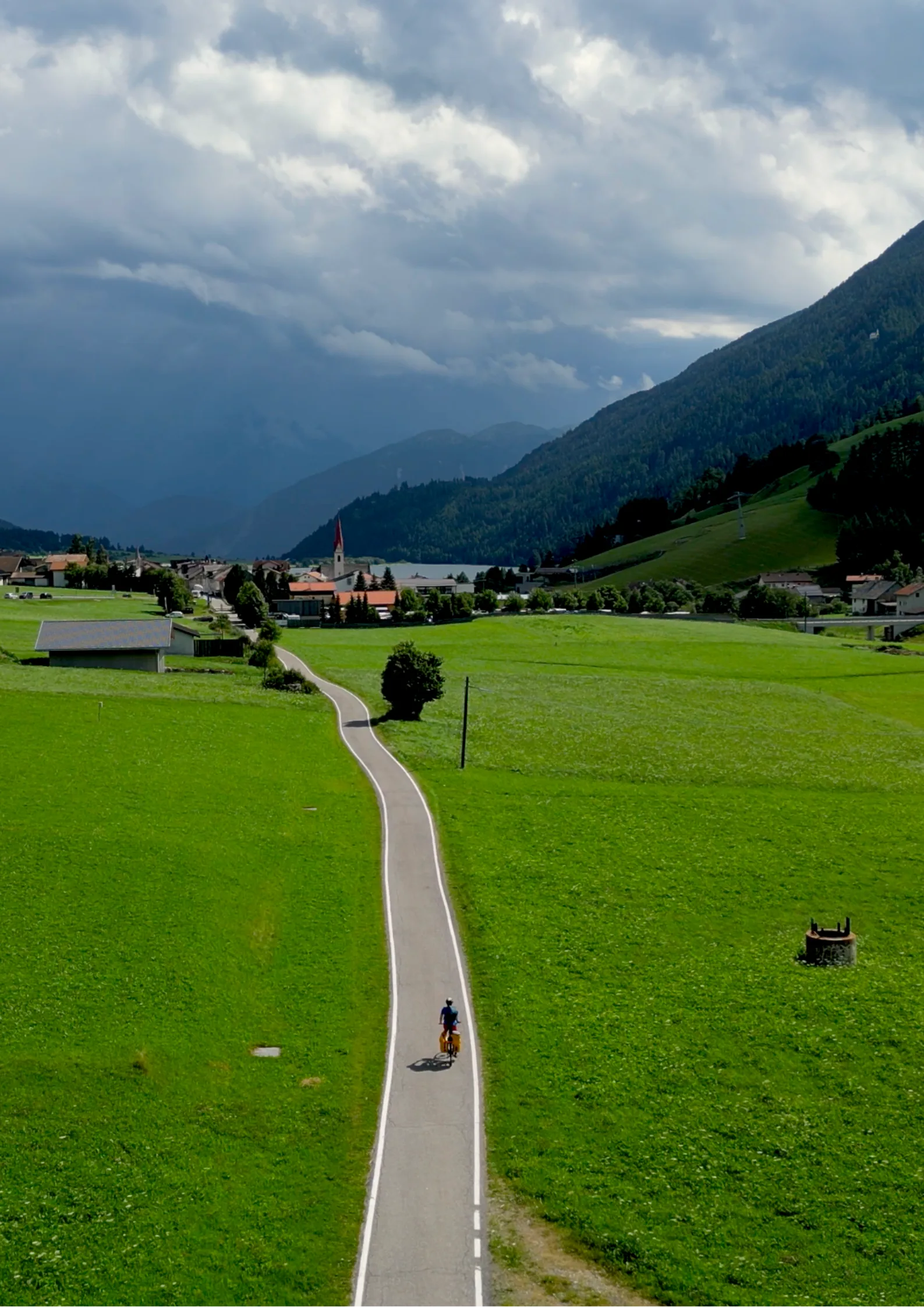 Filmstill Cycling to COP29 – Begegnungen und Landschaften auf der Fahrradreise nach Baku