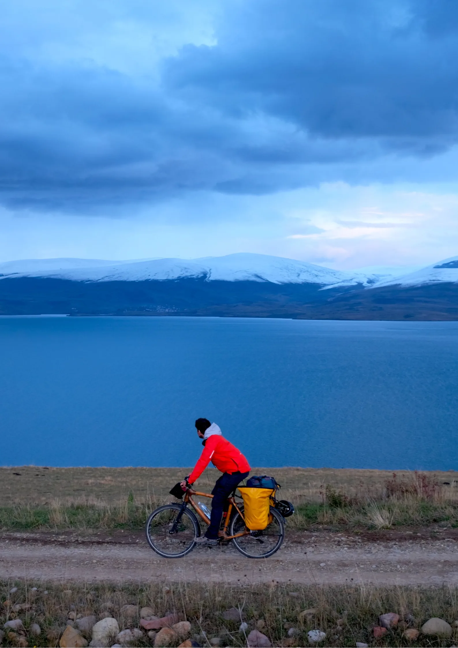Filmstill Cycling to COP29 – Aserbaidschan und die COP29 Weltklimakonferenz in Baku