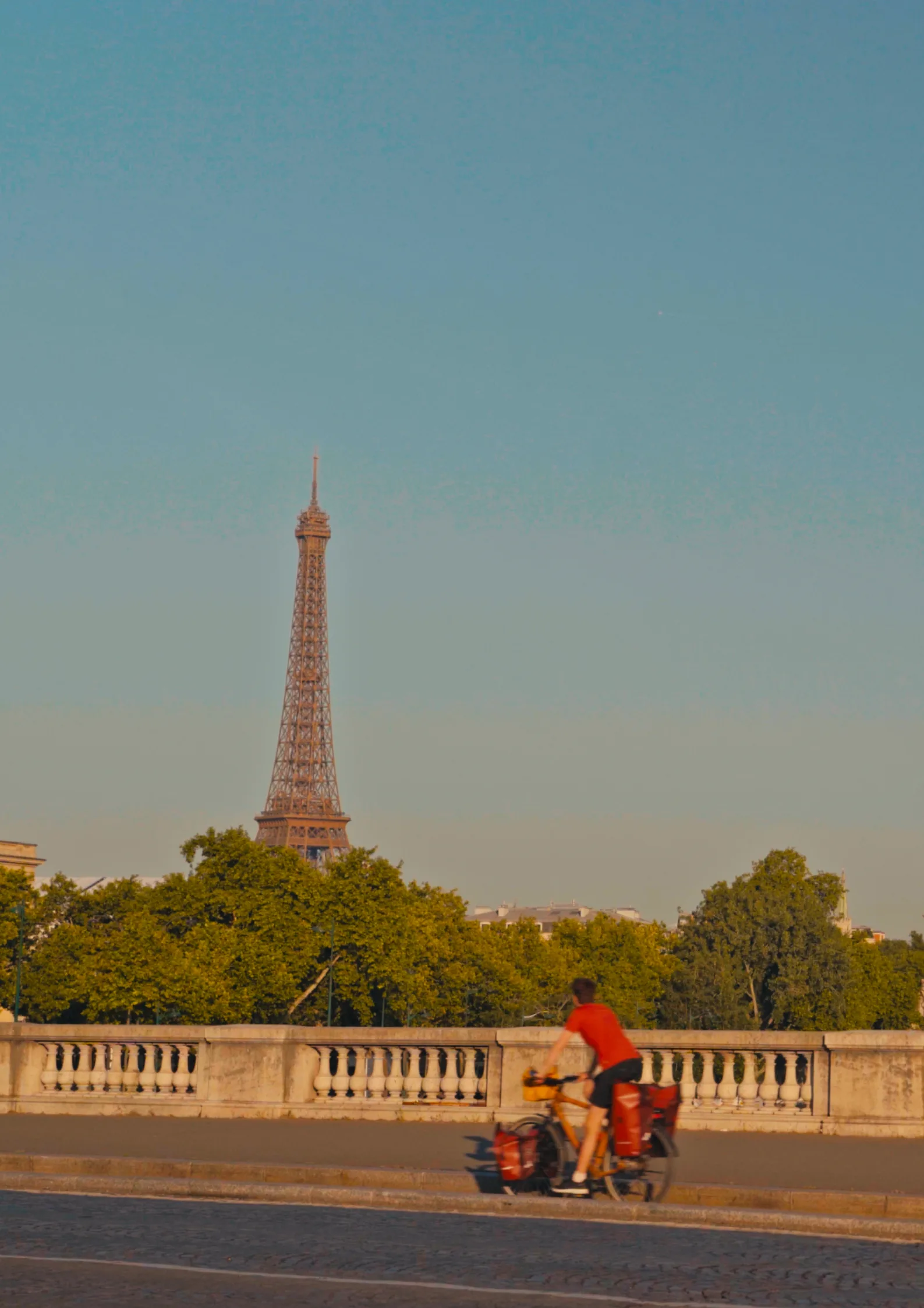 Filmstill Cycling Cities – Radfahren in Paris am Eiffelturm