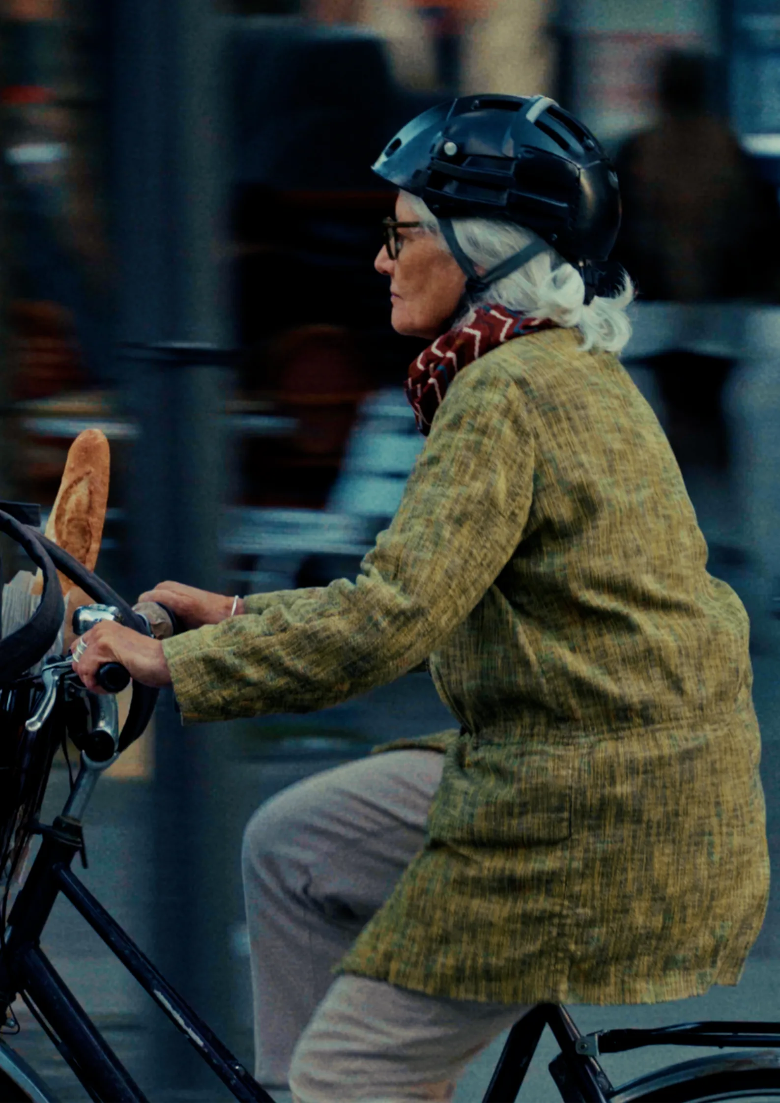 Filmstill Cycling Cities – Fahrradfahrerin in europäischer Fahrradstadt