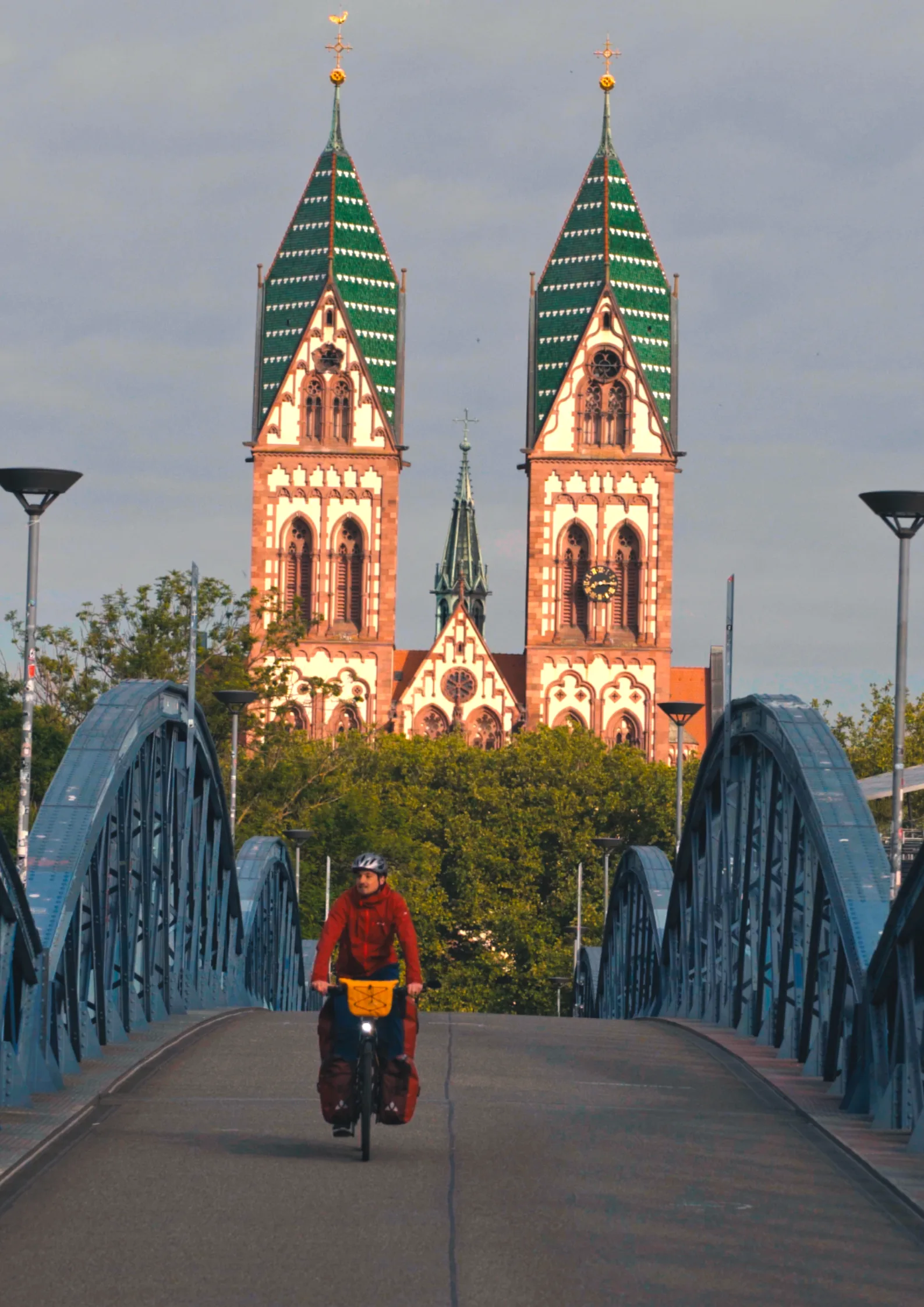 Filmstill Cycling Cities – Fahrräder vor einer Kirche in einer europäischen Stadt