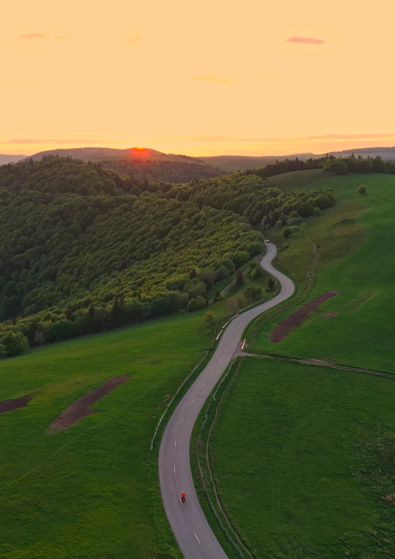 Filmstill Cycling Cities – Ingwar Perowanowitsch auf Radreise durch die Vogesen
